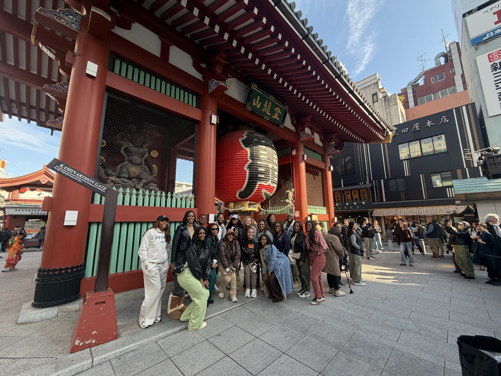 Kaminarimon gate at Asakusa — Tokyo sightseeing tour