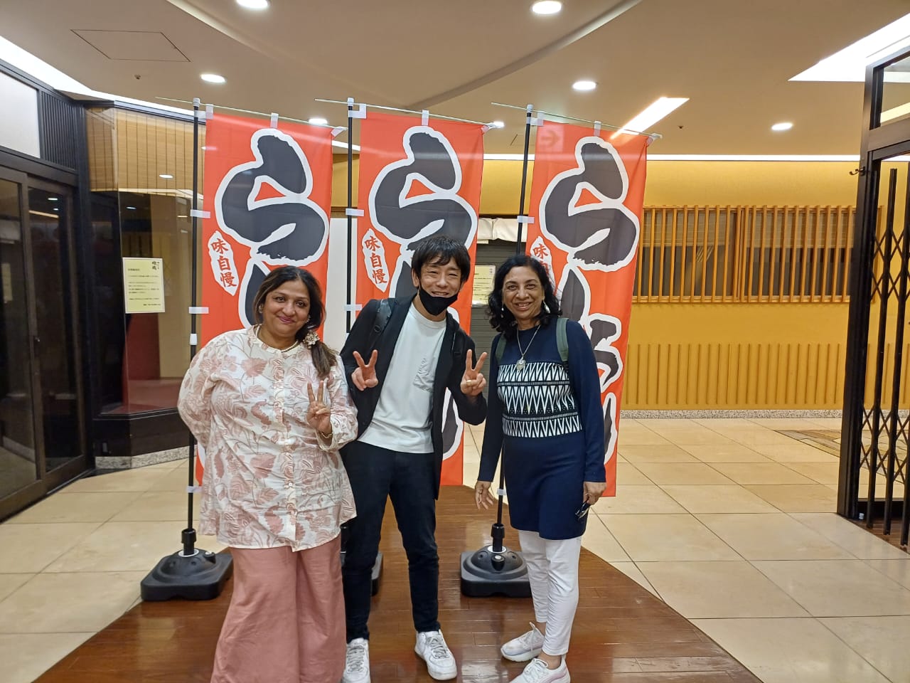Private izakaya night tour with couple guests and Tokyo guide Mao